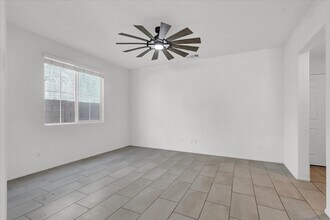 8033 Skye Foxx St in Las Vegas, NV - Foto de edificio - Building Photo