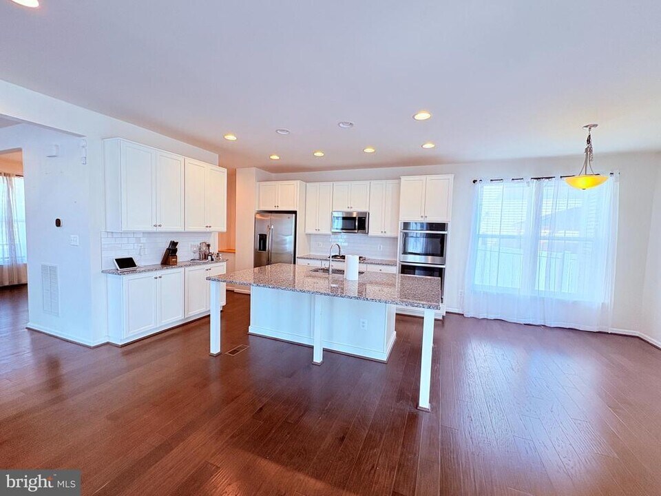 1071 Coastal Ave in Stafford, VA - Building Photo