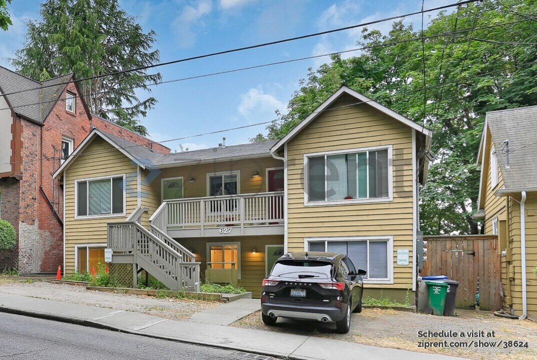 627 W Mercer Pl in Seattle, WA - Building Photo