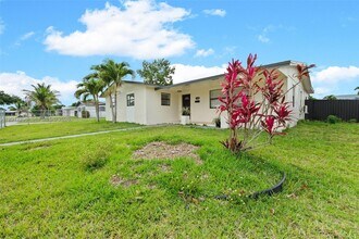11950 SW 199th St in Miami, FL - Building Photo - Building Photo