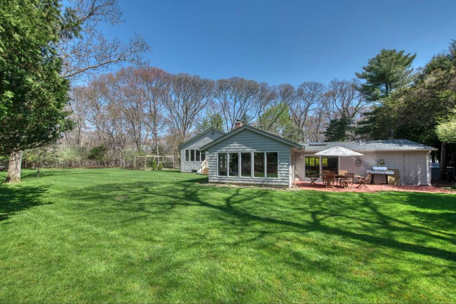 194 Woodbine Dr in East Hampton, NY - Building Photo - Building Photo