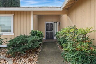 10028 Biscanewoods Way in Sacramento, CA - Building Photo - Building Photo