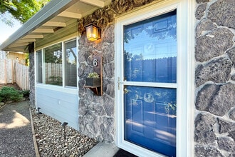 6 SE 136th Ave in Portland, OR - Building Photo - Building Photo