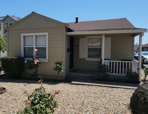 3739 Castro Valley Blvd in Castro Valley, CA - Building Photo