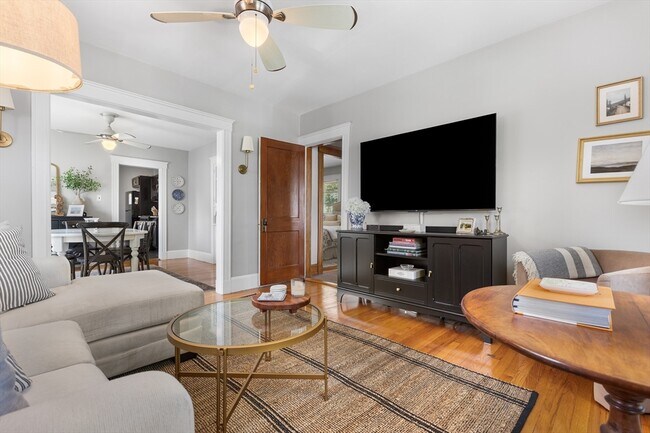 28-30-30 Burgoyne St in Boston, MA - Building Photo - Building Photo