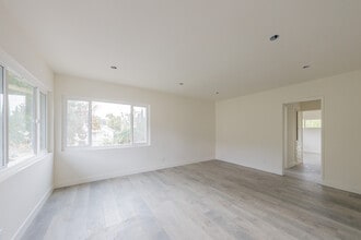 10043 Haines Canyon Ave, Unit E in Tujunga, CA - Building Photo - Building Photo