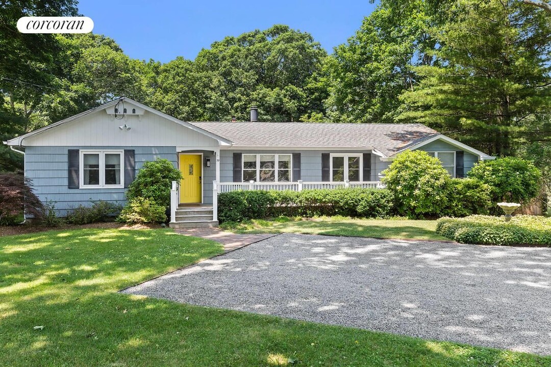 59 Oak St in Westhampton Beach, NY - Building Photo