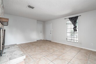 5411 Ingomar Way in Houston, TX - Building Photo - Building Photo