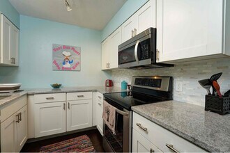 123 Oakwood Rd in Charleston, WV - Foto de edificio - Building Photo