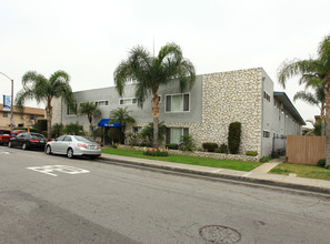 Caribe in Bellflower, CA - Foto de edificio - Building Photo