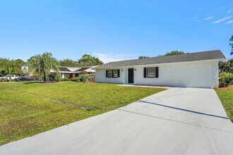 2251 SE Holland St in Port St. Lucie, FL - Foto de edificio - Building Photo