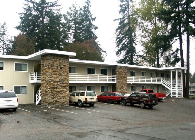 Clover Creek Apartments in Lakewood, WA - Building Photo - Building Photo