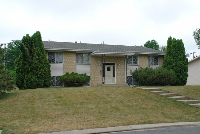 2725 Virginia Ave N in New Hope, MN - Foto de edificio - Building Photo