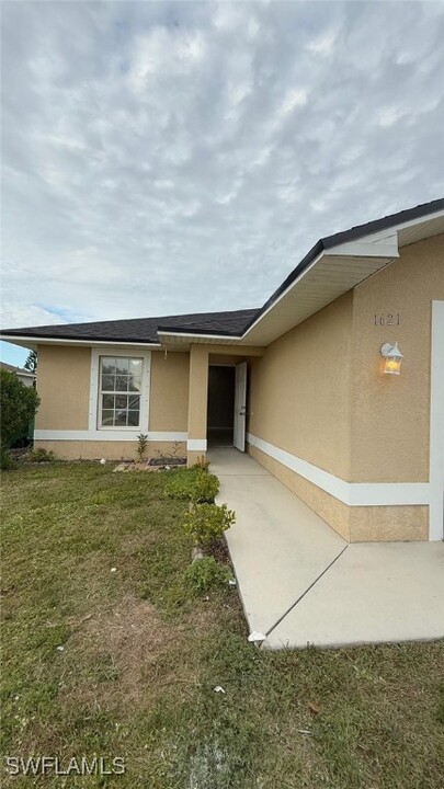 1621 SW 33rd St in Cape Coral, FL - Building Photo