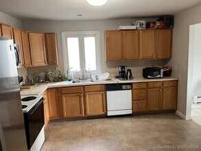 26 McAdoo Ave in Trumbull, CT - Foto de edificio - Building Photo