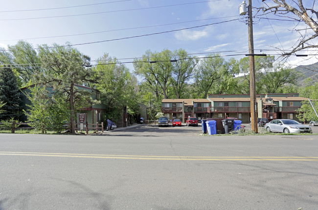 Fountain Creek Apartments in Manitou Springs, CO - Foto de edificio - Building Photo