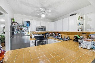 428 Lakeview Dr in Weston, FL - Building Photo - Building Photo