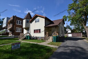 215 N Broadway St in Joliet, IL - Building Photo