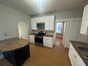 218 Hough Ave, Unit 218 in Bridgeport, CT - Foto de edificio - Building Photo