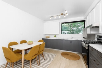 2033 N Beachwood Drive in Los Angeles, CA - Foto de edificio - Building Photo