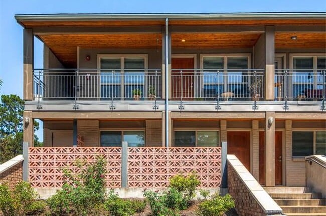 property at 1115 W 10th St
