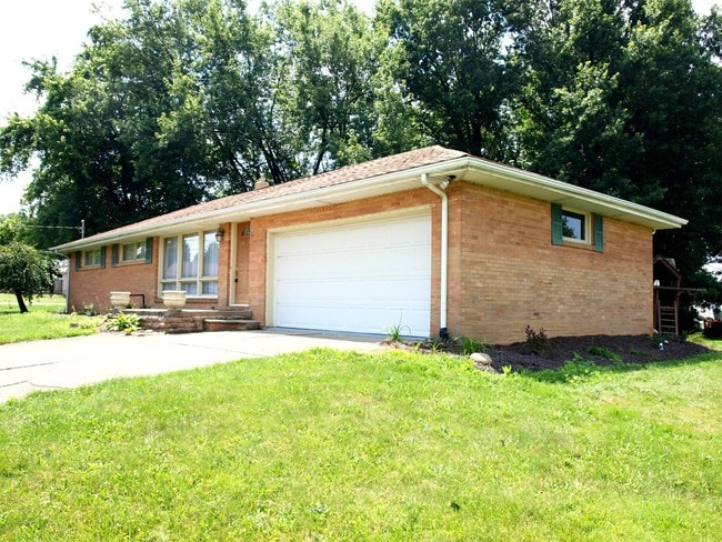 5551 Thunderbird Cir NW in Canton, OH - Building Photo - Building Photo