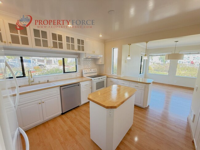 property at 870 Balboa Ln