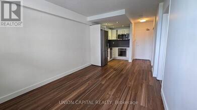 407-230-1230 Oak St in Toronto, ON - Building Photo - Building Photo