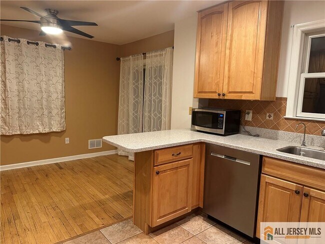 30 Carpenter Pl in Metuchen, NJ - Building Photo - Building Photo