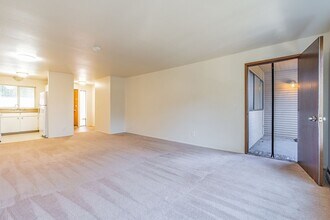 City living with views and walkable access to shops and restaurants! in Bellevue, WA - Foto de edificio - Interior Photo