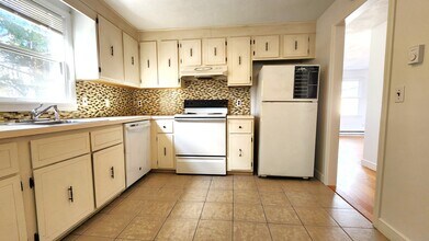 98 Sylvia St, Unit 1 in Lexington, MA - Building Photo - Building Photo