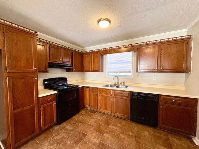 84 Hickory Hills Dr in Jackson, TN - Foto de edificio - Building Photo