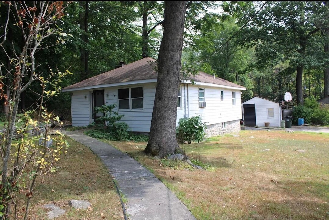 4 Elm Way in Mahopac, NY - Building Photo