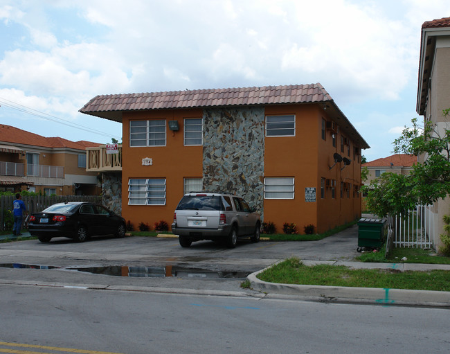 174 E 5th St in Hialeah, FL - Foto de edificio - Building Photo