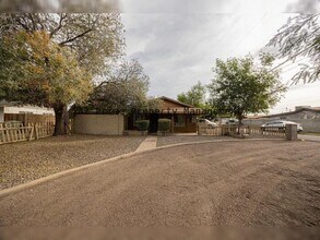 7513 N 61st Ave in Glendale, AZ - Foto de edificio - Building Photo