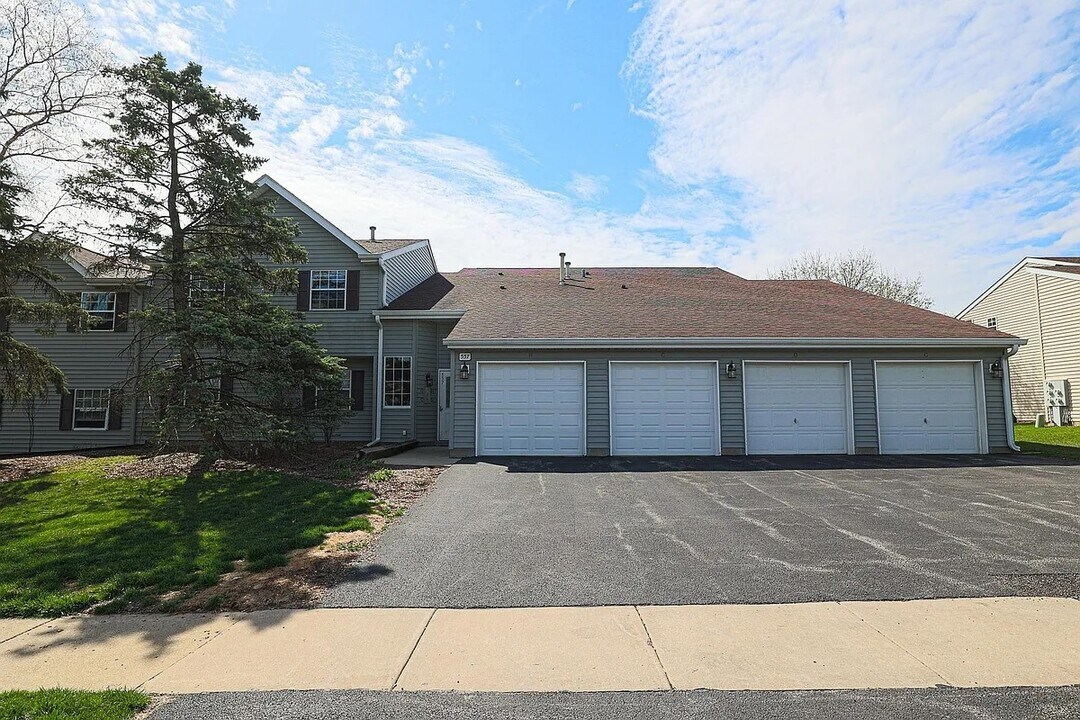 557 E Shag Bark Ln in Streamwood, IL - Building Photo