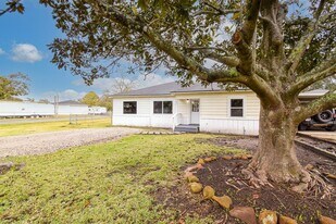 301 S 3rd St in Winnie, TX - Building Photo