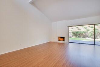 1828 Caminito Ascua in San Diego, CA - Foto de edificio - Building Photo