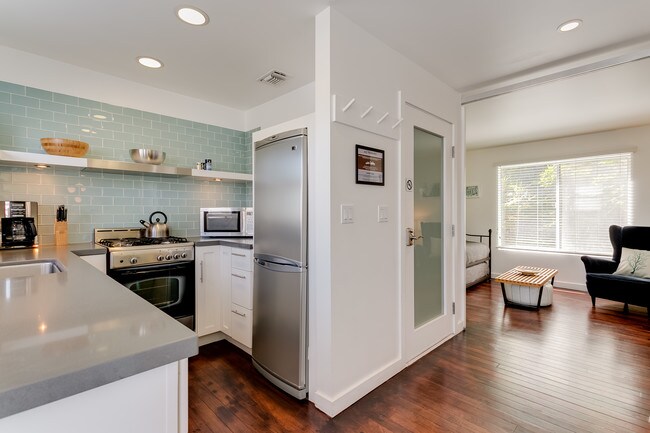 52 Paloma Ave in Venice, CA - Foto de edificio - Building Photo