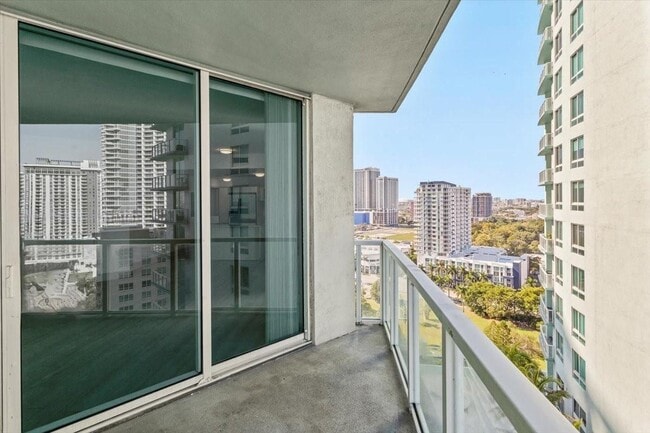 1900 N Bayshore Dr, Unit 1810 in Miami, FL - Foto de edificio - Building Photo