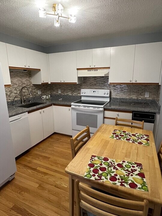 3920 Mystic Valley Pky, Unit 1 in Medford, MA - Foto de edificio