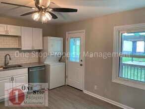 1306 N Redwood Dr in Independence, MO - Building Photo - Building Photo