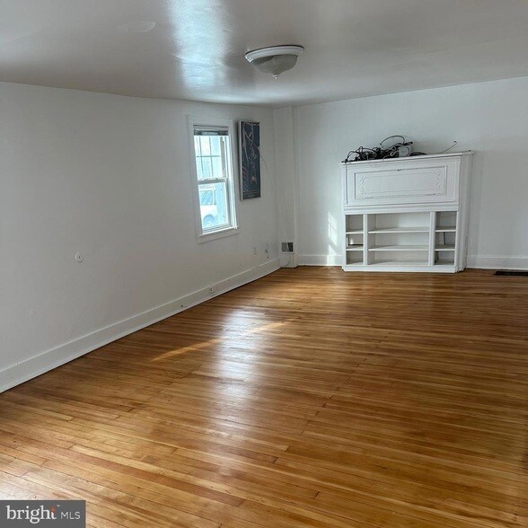 2 Titus Ave, Unit 1 in Lawrence Township, NJ - Foto de edificio - Building Photo