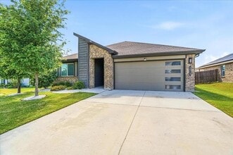 1513 Hulen Park Trl in Alvarado, TX - Foto de edificio - Building Photo