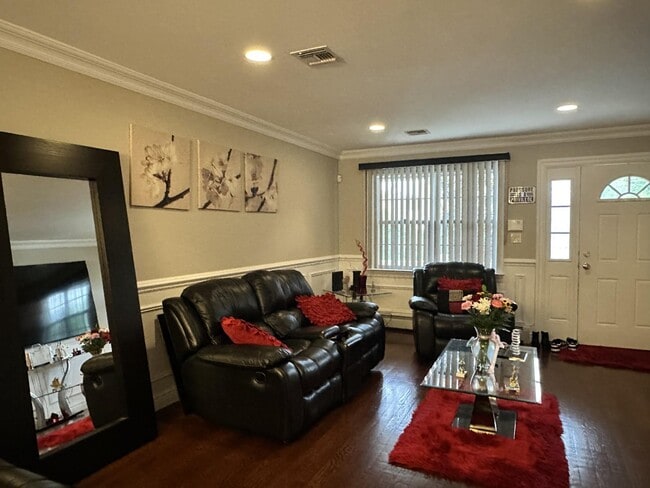 1515 Sweetwater Ave in Elmont, NY - Building Photo - Building Photo