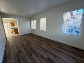 10942 Scotch Rose St in Henderson, NV - Building Photo - Building Photo