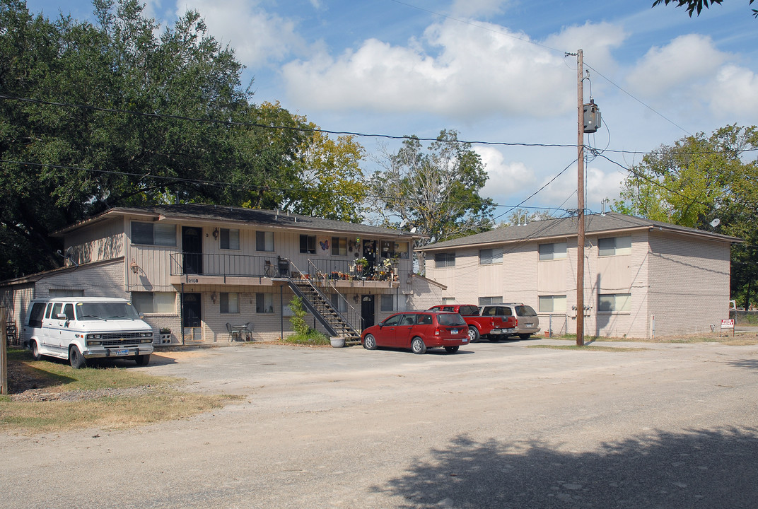 1105 N Park Ave in Pearland, TX - Foto de edificio