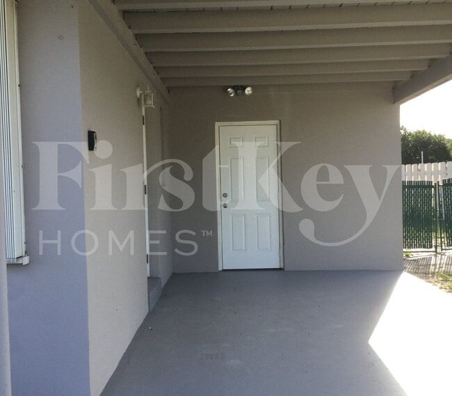 900 W Bloxham St in Lantana, FL - Building Photo - Building Photo