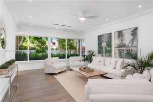 2575 Pine Tree Dr in Miami Beach, FL - Building Photo