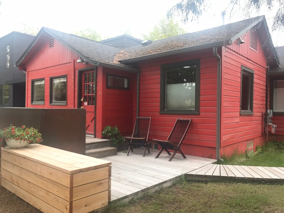 2215 Dahl Ln in Anchorage, AK - Foto de edificio
